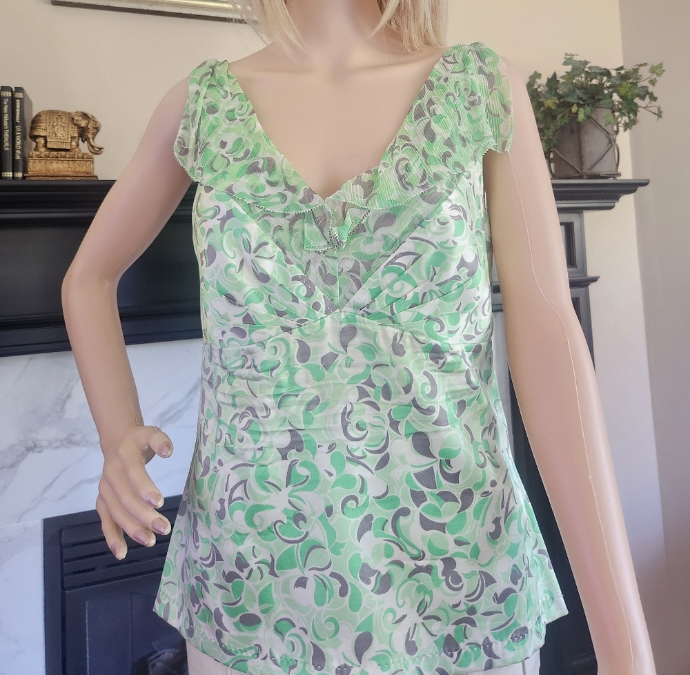 TAHARI Green And White Floral Top